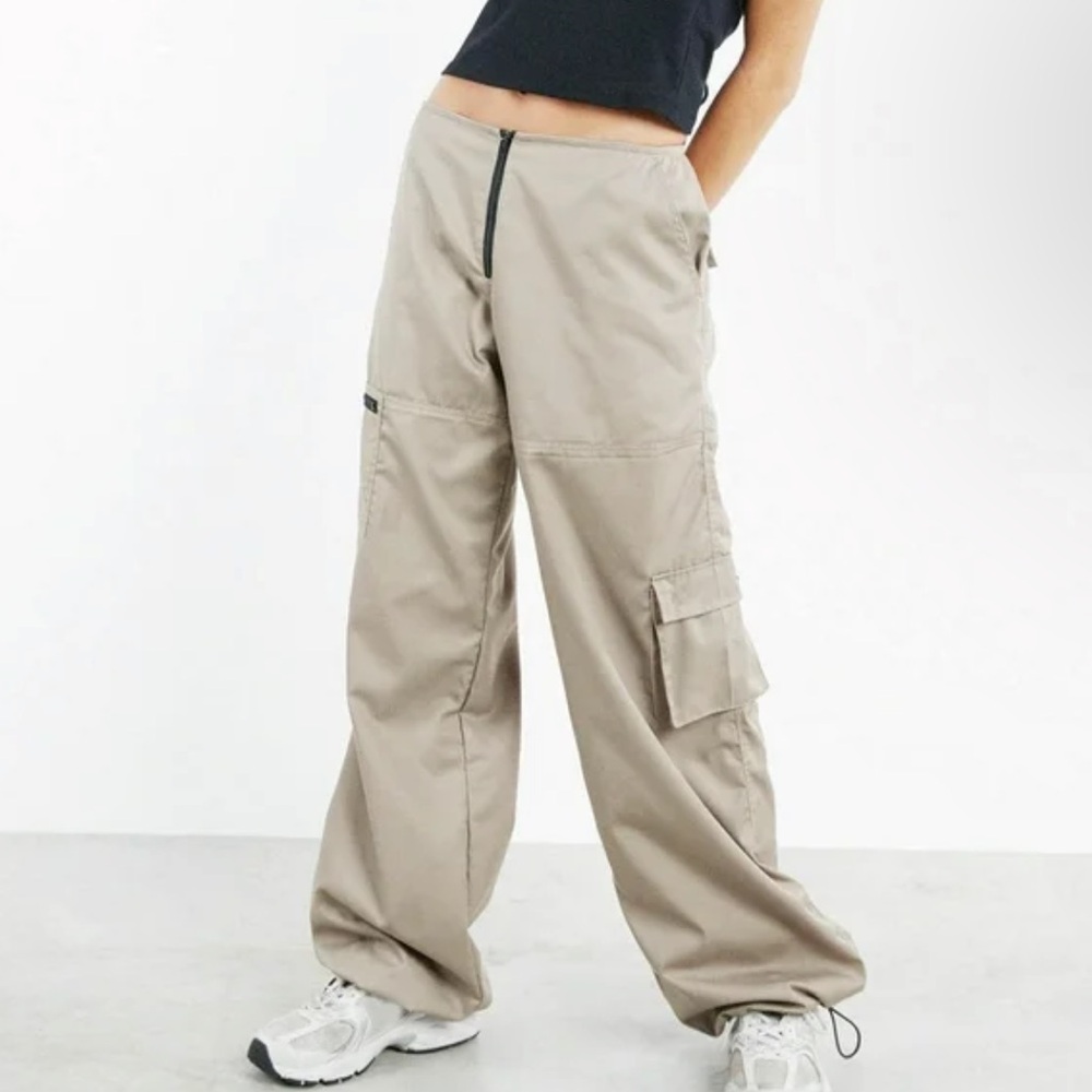 Motel Women's Tan Y2K Streetwear Cargo Parachute Pants‎ Size Small NWOT